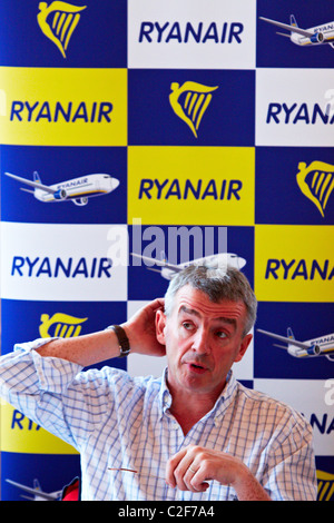 Michael O'Leary, CEO von Ryanair, diskutiert mit Journalisten seine Entscheidung, eine Entschädigung von £2 hinzufügen zu jedem Ticket zu erheben. Stockfoto