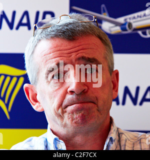 Michael O'Leary, CEO von Ryanair, diskutiert mit Journalisten seine Entscheidung, eine Entschädigung von £2 hinzufügen zu jedem Ticket zu erheben. Stockfoto