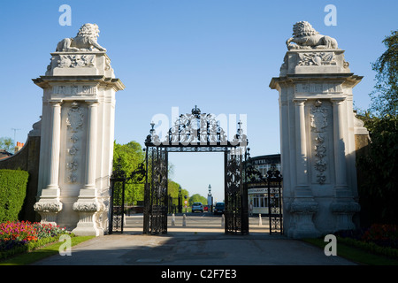 Blick auf den Eingang Löwentor des Hampton Court Palace, Bushy Park blickt zurück. Middlesex. UK Stockfoto