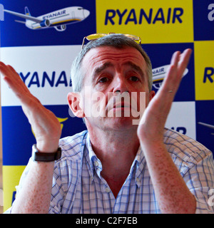 Michael O'Leary, CEO von Ryanair, diskutiert mit Journalisten seine Entscheidung, eine Entschädigung von £2 hinzufügen zu jedem Ticket zu erheben. Stockfoto