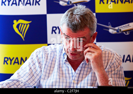 Michael O'Leary, CEO von Ryanair, diskutiert mit Journalisten seine Entscheidung, eine Entschädigung von £2 hinzufügen zu jedem Ticket zu erheben. Stockfoto