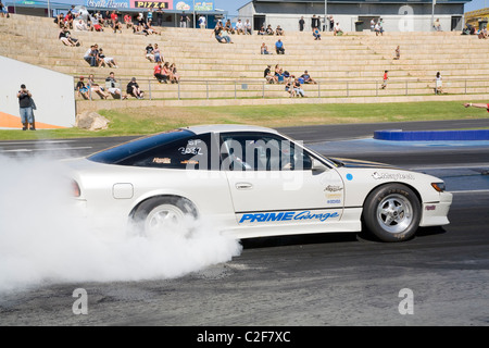 Nissan S13 180SX japanischen Sportwagen einen Burnout bei einer australischen Drag Racing Veranstaltung durchführen Stockfoto