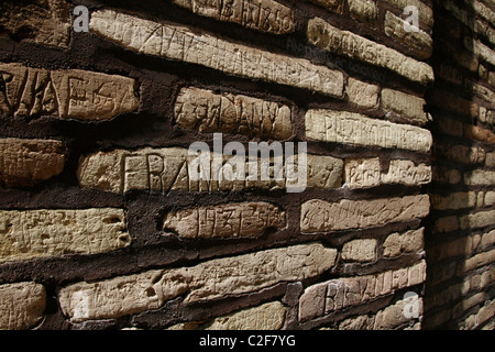 benennt Graffiti geschnitzt auf Ziegelwand im Colosseum Kolosseum Rom Inschrift Vandal Vandalismus Carving zerkratzt Italien Ätzen Ston Stockfoto