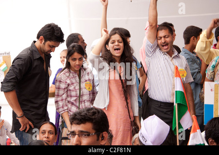 Junge Erwachsene Unterstützer in Anna Hazares Anti-Korruption rally bei Azad Maidan in Mumbai (Bombay), Maharashtra, Indien. Stockfoto