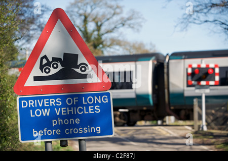 Warnzeichen für LKW-Fahrer von niedrigen langen Fahrzeuge nähert sich eine ländliche Bahnübergang, Suffolk, England. Stockfoto