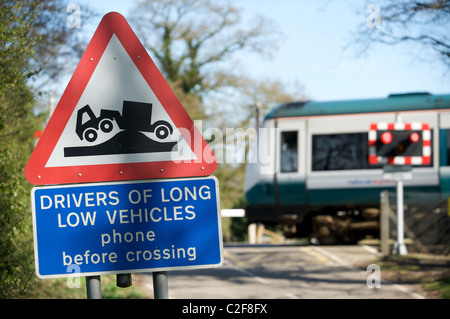 Warnzeichen für LKW-Fahrer von niedrigen langen Fahrzeuge nähert sich eine ländliche Bahnübergang, Suffolk, England. Stockfoto