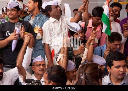 Anna Hazare Fans bei Azad Maidan in Mumbai (Bombay), Maharashtra, Indien, Asien. Stockfoto