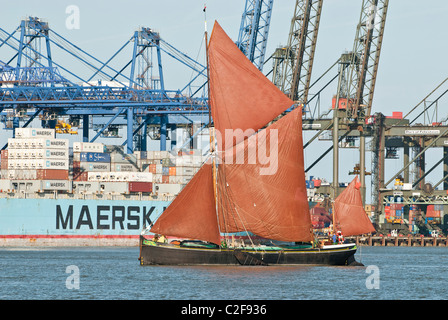 Maersk Containerschiff und Docks Themse Lastkahn Trinity Kai Felixstowe Stockfoto