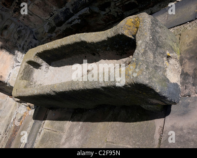 Mittelalterliche Stein Sarg außerhalb Str. Marys Kirche, Whalley, Clitheroe, Lancashire, England, UK. Stockfoto