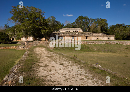 Verziert-Palace (El Palacio) und Sacbeob bei den Maya-Ruinen von Labná entlang der Puuc-Route in der Yucatan Halbinsel, Mexiko. Stockfoto