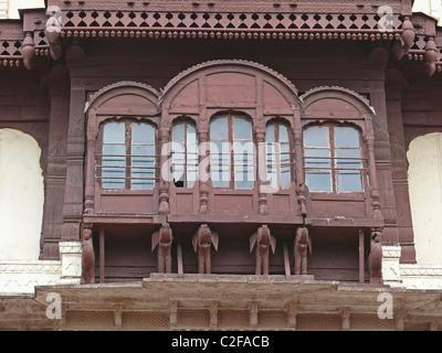 Dekorierte Arched Windows mit Säulen in Indore Palast, Indore, Madhya Pradesh, Indien Stockfoto