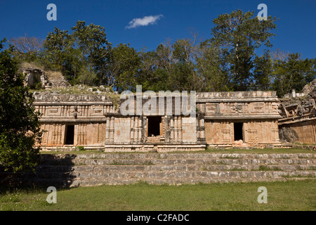 Reich verzierte Fassade des The Palace (El Palacio) an der Maya Ruinen von Labná entlang der Puuc-Route in der Yucatan Halbinsel, Mexiko. Stockfoto