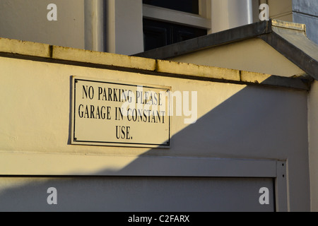 London, UK ARTIFEX LUCIS melden "Kein Parkplatz, Garage im Dauereinsatz" Stockfoto