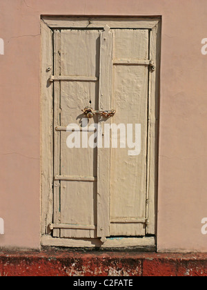 Muster von alten, antiken Holzfenster in Parvati, Pune, Maharashtra, Indien Stockfoto