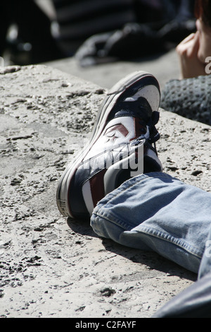 Teenager sitzen auf Schritt auf Straße Stockfoto