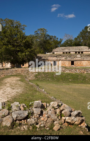 Verziert-Palace (El Palacio) und Sacbeob bei den Maya-Ruinen von Labná entlang der Puuc-Route in der Yucatan Halbinsel, Mexiko. Stockfoto