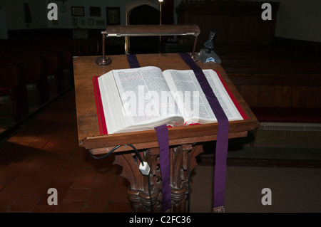 Eine aufgeschlagene Bibel auf eine Kirche Rednerpult Stockfoto