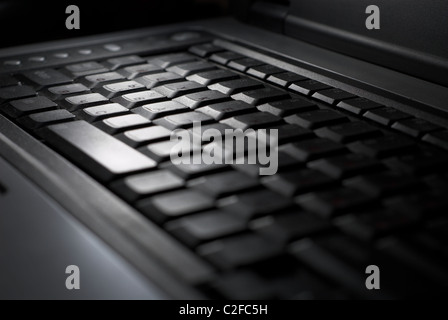 Laptop-Tastatur in kalten Farben. Flash ist gegenüber der Kamera Stockfoto