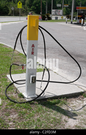 Air für Verkauf an Tankstelle Stockfoto