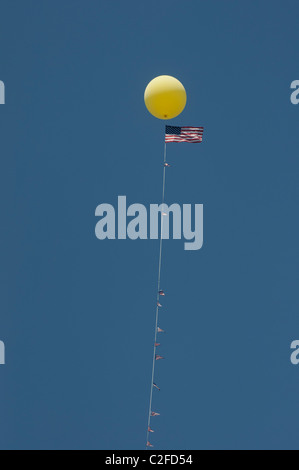 riesige Helium gefüllten Ballon die amerikanische Flagge im Autohaus Stockfoto