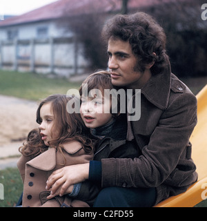 Menschen, Familie, der siebziger Jahre, junger Vater mit Sohn und Tochter, protrait, im Alter von 30 bis 35 Jahre, jungen im Alter von 8 bis 10 Jahre, Mädchen im Alter von 5 bis 7 Jahre, Hansi, Volker, Uta Stockfoto