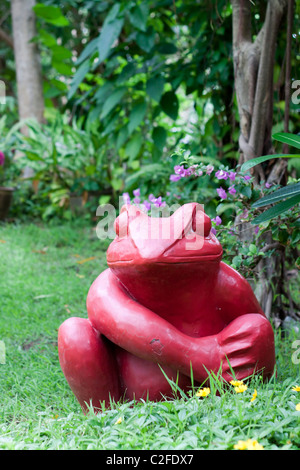 Rote Frosch Statue im Sommergarten Stockfoto