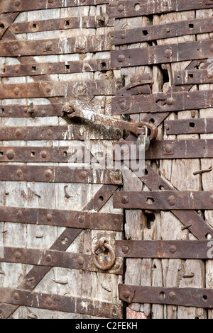 Vorhängeschloss Holztüren, gekleidet in Schmiedearbeiten. Sholapur Fort Maharashtra Indien Stockfoto