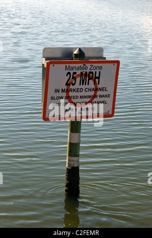 Ein Tempolimit Schild in einer Kanal-Warnung einer Seekuh-Zone Stockfoto