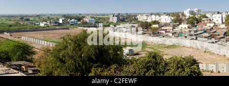 Solapur City am Stadtrand von Maharashtra, Indien, bietet ein Panorama mit trockenem Buschland und flachen Häusern am Stadtrand Stockfoto
