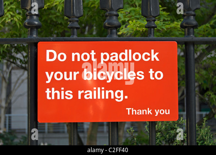 nicht Schloss Fahrrad, Geländer Zeichen auf dem Gelände des St. Botolph Kirche, Stadt von London, england Stockfoto