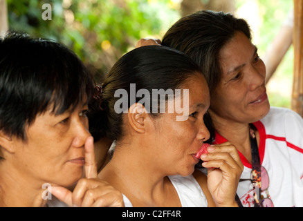 Drei philippinische Frauen, die Teilnahme an einer Mikrofinanz-Gruppe treffen in Iloilo, Philippinen Stockfoto