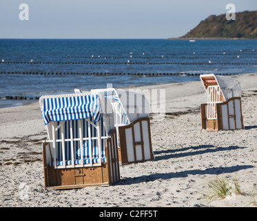 Leere überdachten Strand Korbsessel Strandhotel, Rügen, Deutschland Stockfoto