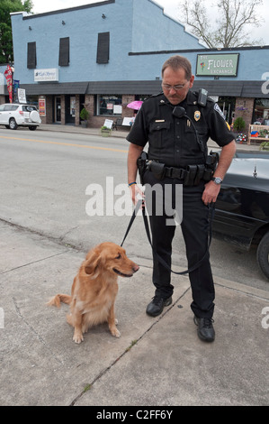 Police k-9 Medikament schnüffeln Hund Aggie mit ihrem Kumpel Offizier Patrouillen die Straße von High Springs Florida Stockfoto