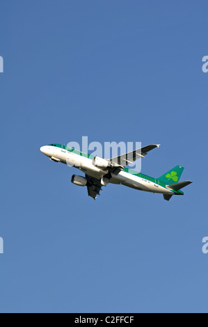 Aer Lingus Airbus A320 abheben am Flughafen Birmingham, UK Stockfoto