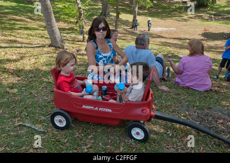 Familien genießen Picknick Fläche unter den Bäumen am Pioneer Tage High Springs Florida Stockfoto