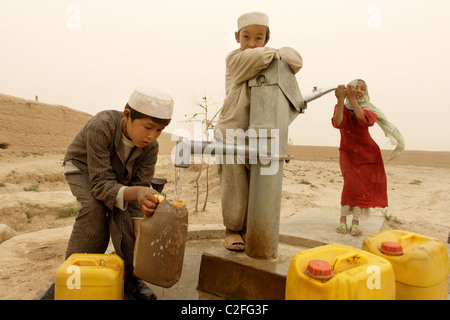 Eine Wasserstelle in einem Dorf in der Nähe von Kunduz, Afghanistan Stockfoto