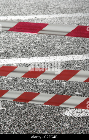 rot weiße temporäre Band Barriere Schatten auf Straße Stockfoto