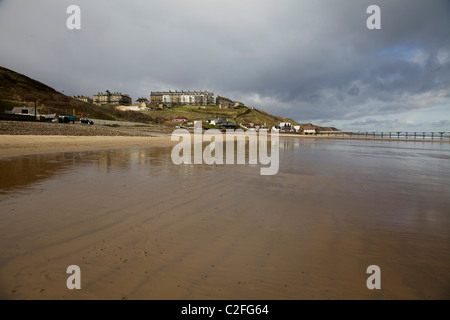 Saltburn und Pier in Regendusche Stockfoto