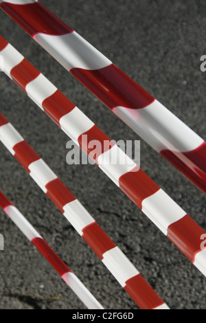 rot weiße temporäre Band Barriere Schatten auf Straße Stockfoto