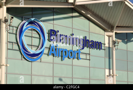 Birmingham Flughafen-Logo und der Name auf Terminal-Gebäude, England, UK Stockfoto