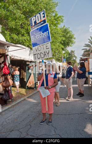 Frühling, Arts Festival Gainesville Florida Frau Wahlwerbung während festival Stockfoto