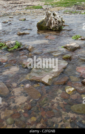 Wasser fließt über Felsen Manorbier pembrokeshire Stockfoto