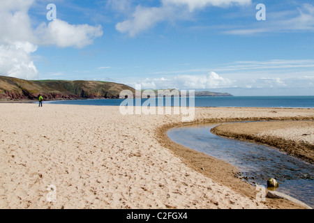 Kleiner Bach durchquert den Strand zum Meer bei Freshwater East Pembrokeshire Stockfoto