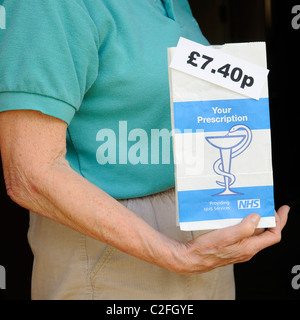 Patientin mit NHS-Rezept-Paket hat eine Gebühr von £7. 40p pro Stück Stockfoto