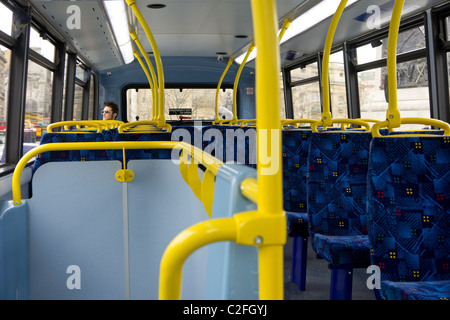 London Bus Interieur mit einem Passagier, London, England, UK Stockfoto