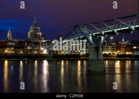 Nacht Blick auf die St. Paul's Cathedral und die Millennium Bridge von der Southbank, London, England, Großbritannien Stockfoto