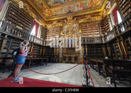 Universität Coimbra aus dem 18. Jahrhundert barocke Bibliothek Biblioteca Joanina in Coimbra, Portugal Stockfoto