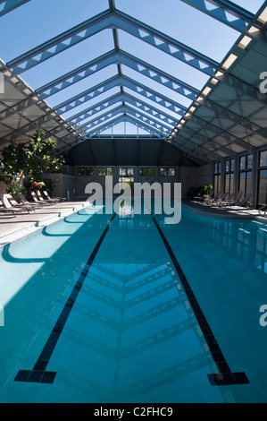 Der Sky Pool von Rosemary Beach, Florida ist ein ganzjährig beheizter Pool mit einem einziehbaren Dach. Stockfoto