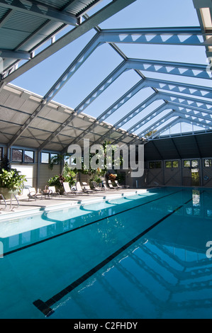 Der Sky Pool von Rosemary Beach, Florida ist ein ganzjährig beheizter Pool mit einem einziehbaren Dach. Stockfoto