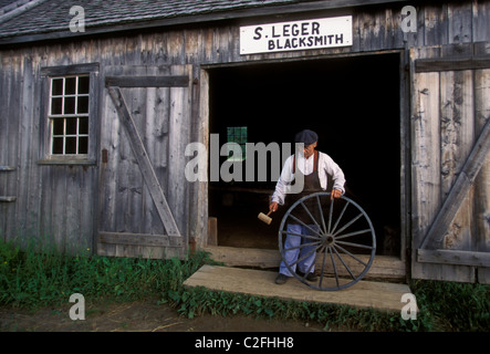 1, 1, Kanadische Mann mit den Kostümen, Schmied, Acadian Historical Village, in der Nähe der Stadt von Caraquet, Provinz New Brunswick, Kanada Stockfoto